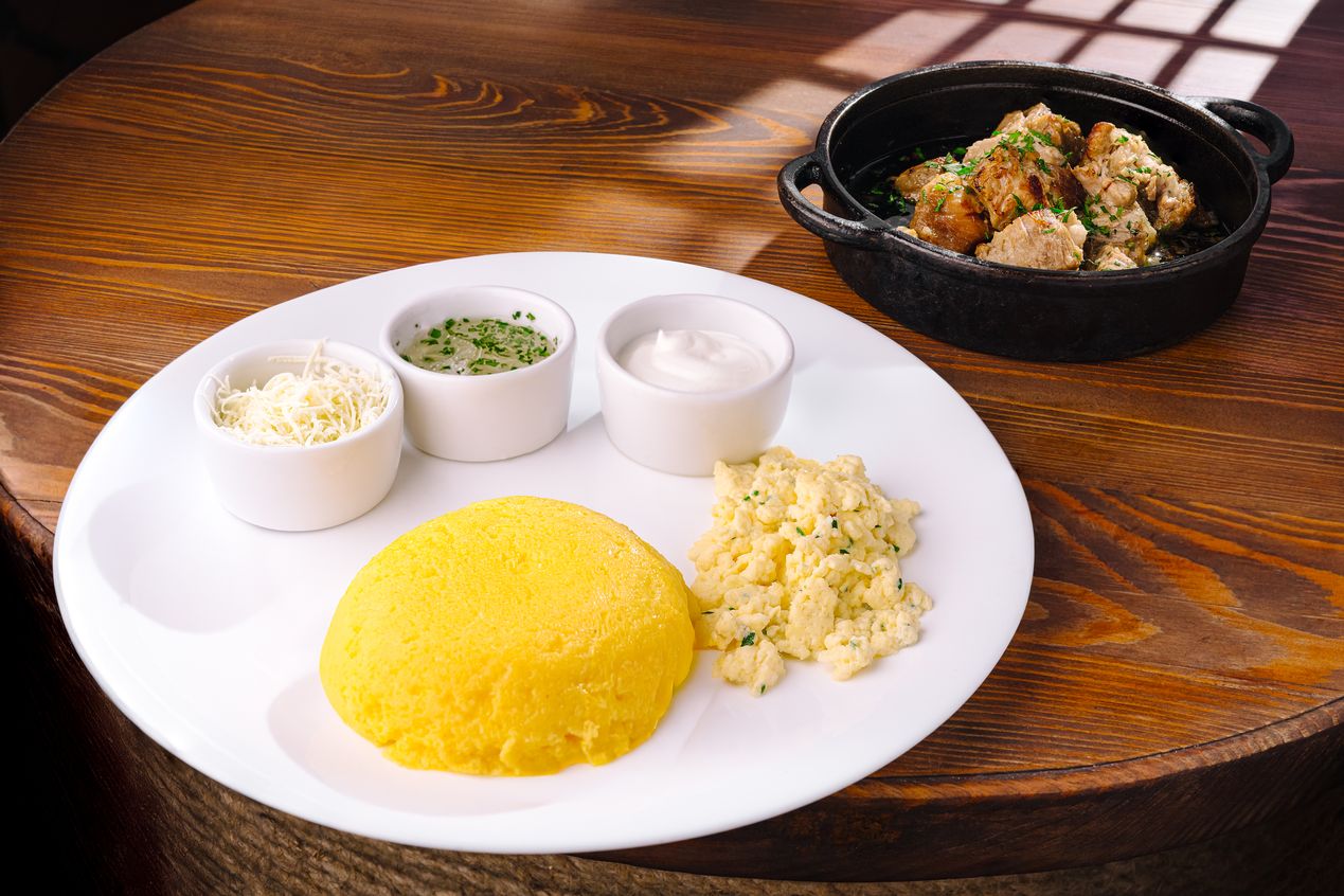 фото-Свиная токана с мамалыгой на сковороде